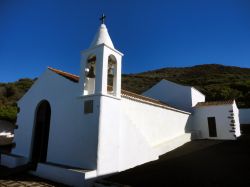 Il candido Santuario de Nuestra Senora de los Reyes, all'interno del quale è custodita l'immagine sacra più venerata di El Hierro.