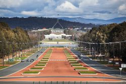 Panorama di Canberra dal museo della guerra verso il parlamento - Grazie alla sua imponente architettura, la sede del parlamento australiano si riconosce da subito in qualsiasi punto di Canberra ...
