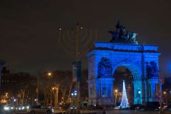 Durante l’Hanukkah, un'importante festa ebraica, viene illuminato il più grande candelabro ebraico del mondo che si trova sulla Grand Army Plaza a Manhattan - foto © Julienne ...