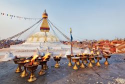 Candele sacre al Boudhanath di Kathmandu, Nepal. Questo stupa, uno dei più grandi del Nepal, domina lo skyline della città con la sua altezza di 36 metri. Dal 1979 è patrimonio ...