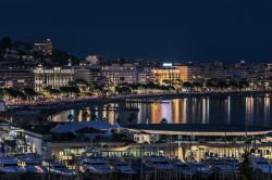 Cannes by night, Francia. Adagiata in una posizione privilegiata sulla Costa Azzurra, Cannes era anticamente un modesto villaggio di pescatori; salì agli onori della cronaca nel XIX° ...
