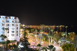 La Croisette di Cannes fotografata di notte dal balcone di un hotel, Costa Azzurra.
