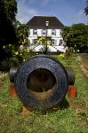 Cannone al museo navale di Mahebourg, Mauritius - Ospitato in un antico palazzo coloniale costruito attorno al 1771 con un ampio portico sul davanti, il museo navale dell'isola di Mauritius ...