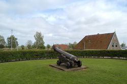 Cannone nei pressi di un mulino a Vento a Sloten (Frisia) Paesi Bassi