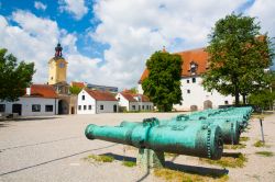 Cannoni nel cortile del Museo delle Armi al Nuovo Castello di Ingolstadt, Germania.
