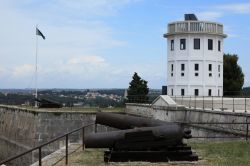 Cannoni sulla fortezza di Pola, Croazia. Questa fortezza aveva il compito di difendere la città dagli attacchi sferrati dal mare: erano per lo più a forma circolare o ad anello ...