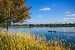 Canoa nel lago Monona a Madison, Wisconsin, da Bringham Park.
