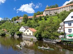 Canoa sul fiume Vltava, Repubblica Ceca. Immersa nella natura, a breve distanza dal confine con l'Austria, la cittadina di Rozmberk nad Vltavou è un piccolo gioiello incastonato fra ...