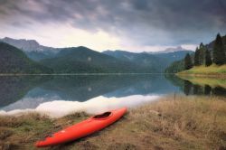 Una canoa sulla riva del lago di Sauris in Friuli - © gianfrancopucher / Shutterstock.com