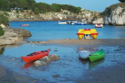 Canoe e pedalò sulla spiaggia di Porto Badisco, Puglia.
