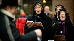 Canti natalizi al Mercatino di Natale dedicato a Christian Andersen ad Odense in Danimarca.