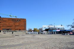 Cantieri Navali di Danzica: l'insegna "Stocznia Gdańska" è inconfondibile per quanti ricordano, nel 1980, la nascita del sindacato Solidarność, che qui si ...