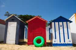 Capanne da spiaggia colorate sul litorale di Saint-Denis sull'isola d'Oleron, Francia.



