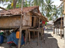 Capanne in un villaggio di moken su un'isola dell'arcipelago di Mergui, Myanmar.

