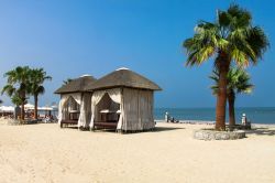 Capanne per i massaggi su una spiaggia nell'Emirato di Fujairah (EAU).

