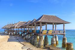 Capanne per il relax lungo la spiaggia dell'isola di Gili Trawangan, Indonesia.



