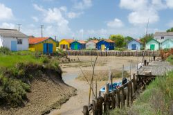 Una fotografia dei capanni in legno dei pescatori di ostriche a Chateau-d'Oleron, Francia. Fra le attività lavorative ed economiche più diffuse sull'isola d'Oleron ...