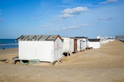 Capanni in legno sulla spiaggia di Calais, Francia, in una giornata di sole.

