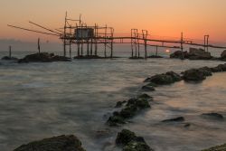 Un capanno da pesca sul mare, qui chiamato "trabocco", vicino ad Ortona in Abruzzo - foto © sgar80 / Shutterstock.com