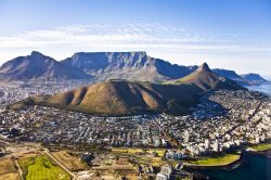 Panorama di Cape Town e le sue montagne, fotografata dall'aereo - Sembra quasi uno scherzo questo scenario fatto da una montagna che si è piazzata nel bel mezzo della capitale del ...