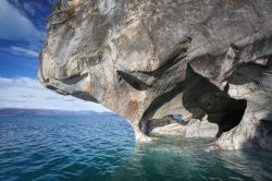 Capillas de Marmol, le spettacolari grotte sul lago Generale Carrera, una classica escursione a sud di Coyhaique in Cile - © sunsinger / Shutterstock.com