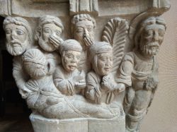 Capitelli romanici con immagini umane e di animali nel chiosco della cattedrale di Santa Maria a Tudela, Spagna - © Isacco / Shutterstock.com