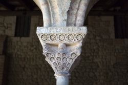 Capitello decorato nel chiostro dell'abbazia di San Pietro a Moissac, Francia.

