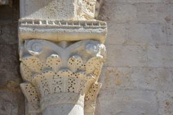Capitello ornamentale della cattedrale di Trani, Puglia.




