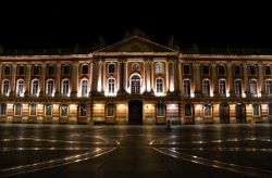 Il municipio di Tolosa, noto come Capitole, si trova sulla piazza principale della città. Al centro della piazza è visibile la Croce Occitana, da secoli simbolo dell'Occitanie. ...