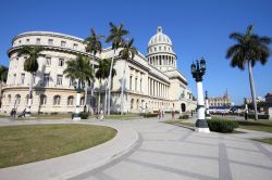 Il Capitolio Nacional all'Avana (Cuba) fu costruito nel 1929; la sua struttura ricalca quella del Campidoglio di Washington - © Tupungato / Shutterstock.com