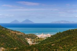 Capo di Milazzo, Sicilia. All'interno del promontorio si trova una cittadella fortifcata costruita in epoca federiciana e più volte ampliata nel corso dei secoli.



