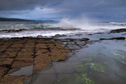 Capo Downpatrick, Irlanda del Nord. Una suggestiva immagine del promontorio raggiungibile tramite una strada  che parte dal villaggio di Ballycastle. E' frequentato soprattutto da appassionati ...