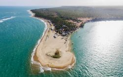 Capo Gunga dall'alto, stato di Alagoas, Brasile. Questa stretta lingua di sabbia è un vero e proprio paradiso naturale circondato dalle acque dell'Oceano Atlantico.


