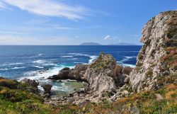 Capo Milazzo: la suggestiva Piscina di Venere, sullo sfondo le Isole Eolie