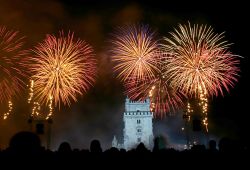 Capodanno a Lisbona: i fuochi nel cielo sopra alla Torre di Belém, uno dei simboli della capitale portoghese - foto © silvia / Shutterstock.com