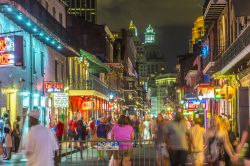 Capodanno a New Orleans turisti in strada nella città della Lousiana. Il punto di ritrovo classico è comunque la grande piazza di Jackson Square - © Jorg Hackemann / Shutterstock.com ...