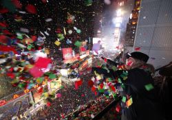 Capodanno a New York City: lancio di confetti in Times Square alla mezzanotte, durante il famoso "the ball drop" - © Gary Hershorn / Shutterstock.com