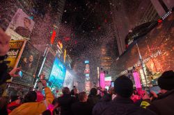 Tutti con il naso all'insù per la festa di Capodanno a Times Square (New York). Il New Year’s Ball Drop è l'evento più seguito in diretta in tutto il mondo ...
