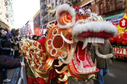 Un costume a forma di dragone durante i festeggiamenti per il Capodanno Cinese a New York, USA. © Joe Buglewicz / NYC & Company, Inc.