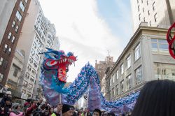 Gente in festa per il capodanno cinese da Madison Street a Madison Avenue, New York, USA. Danze di draghi, carri festosi e venditori di cibo caratterizzano le parate organizzate in occasione ...