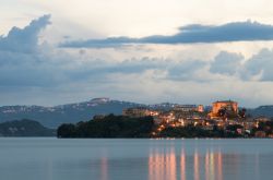 Una veduta serale di Capodimonte che s'affaccia sul Lago di Bolsena (Viterbo) - © DUSAN ZIDAR / shutterstock.com