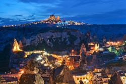 Immagine notturna di un villaggio in Cappadocia, Turchia - © Belozorova Elena / shutterstock.com