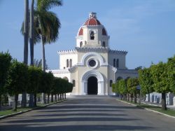 La cappella principale del cimitero Cristòbal Colòn dell'Avana (Cuba), nel quartiere del Vedado.