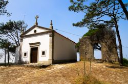 La cappella di Nostra Signora di Bonanca e Facho (vecchio faro) sulle rovine di Ofir nei pressi di Esposende, Portogallo.

