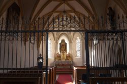 Cappella nella chiesa dei santi Filippo e Giacomo a Altotting, Germania. Ogni anno 1 milione di fedeli e turisti visitano questa cittadina considerata cuore cattolico del paese - © RockerStocker ...