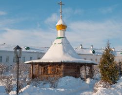 Cappella nella neve a Rostov Velikij, Russia - Un soffice manto di neve ricopre uno dei tanti edifici religiosi costruiti a Rostov © Dance60 / Shutterstock.com