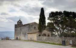 La cappella di St Jacques sull'omonima collina a nord della città di Cavaillon (Francia) - foto © Shutterstock