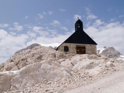 Cappella sulla cima dello Zugspitze a Garmisch-Partenkirchen, Germania.
