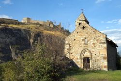 La si può ammirare vicino al castello di Tourbillon, costruito nel XIII° secolo e utilizzato come sede del vescovo di Sion fino al terribile incendio del 1788. La cappella di Tutti ...