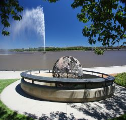 Captain Cook, Memorial Canberra, Australia - È storia nota a tutti che il capitano James Cook avvistò per primo le coste australiane. Quello che invece non molti sanno è ...